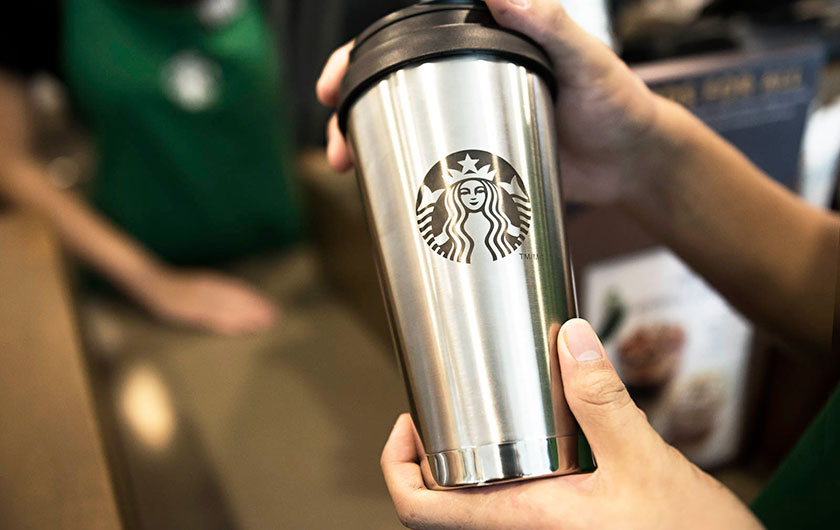 Starbucks abbandona i suoi classici bicchieri, è costretto a farlo